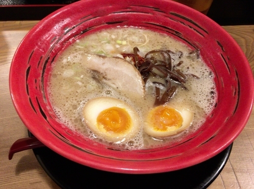 「とんこつラーメン（こなおとし）＋替玉」@虎と龍 片町店の写真