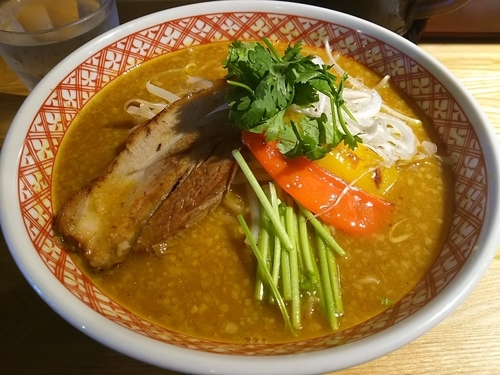 「【限定】４種スパイスのカレーパクチーラーメン（大盛り：㋚券）」@麺肴 ひづきの写真