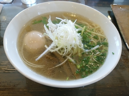 「鶏清湯味玉塩らあめん(並盛・110g)830円」@なかじゅう亭 高崎上豊岡店の写真