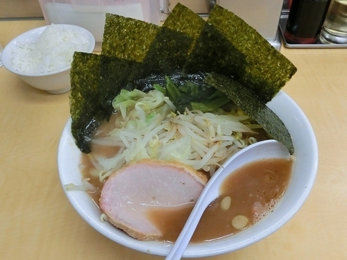 「とんこつ醤油ラーメン中盛+キャベツもやし」@ら〜めんぎょうてん屋GOLD 東名厚木店の写真