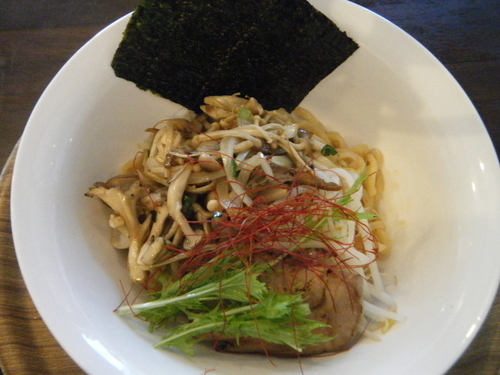 「10月限定：きのこソテーオイルの秋醤油そば900円」@汁なし麺専門店 Mendesignの写真