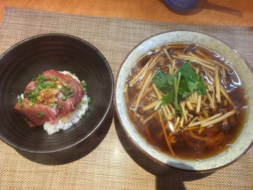 「鰹丼と秋のそばセット1000円」@柴崎亭の写真