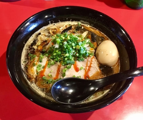 「烏賊煮干しボンバー【限定】900円+味玉100円」@辛味噌拉麺BOMBERの写真