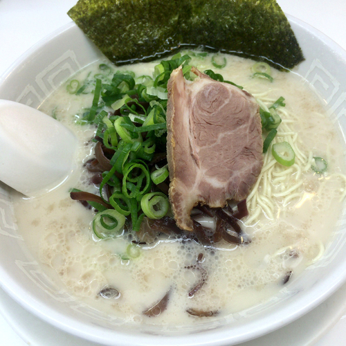 「ラーメン　500円」@博多天神 新橋2号店の写真