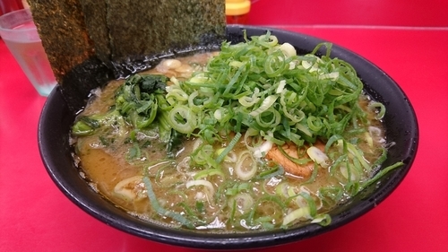 「ラーメン(麺硬め・味濃いめ)＋九条ネギ」@ラーメン杉田家の写真