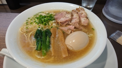 「醤油ラーメン味玉入り ￥ 900」@麺匠 きくちの写真