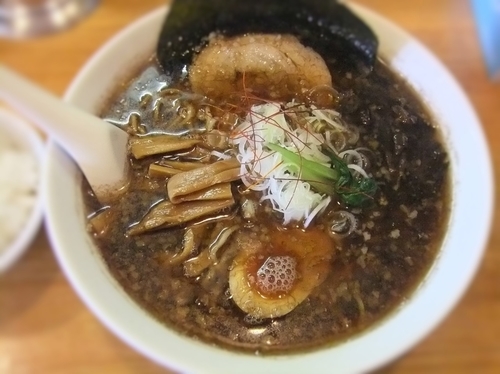 「らー麺 バリ黒」@らーめん岡崎 鶴ヶ島店の写真