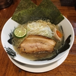 むかく塩らぅめん (680円)