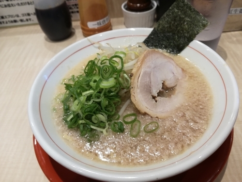 「ラーメン　580円麺硬、背あぶらマシマシ」@替玉千里眼 志木店の写真