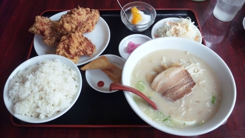 「豚骨ラーメン（若鶏の唐揚げ定食）」@阿里山の写真