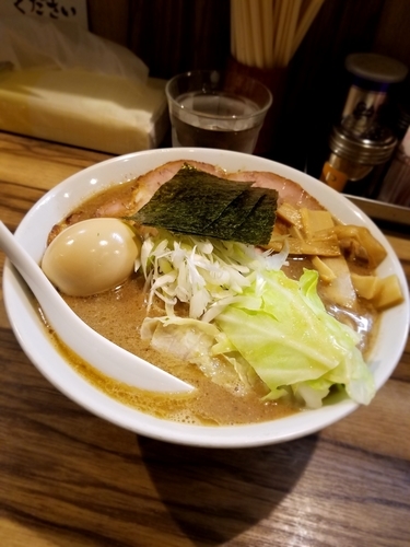 「煮干しらーめん+全部のせ」@つけめん油そば 五丁目煮干しの写真