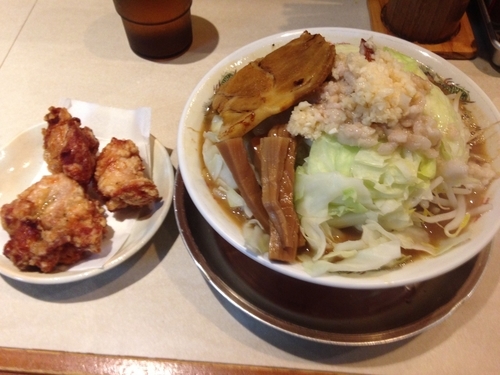 「ラーメン＋鶏の唐揚げ（3ヶ）」@DEBU SOBA REPUBLIC 北部市場店の写真