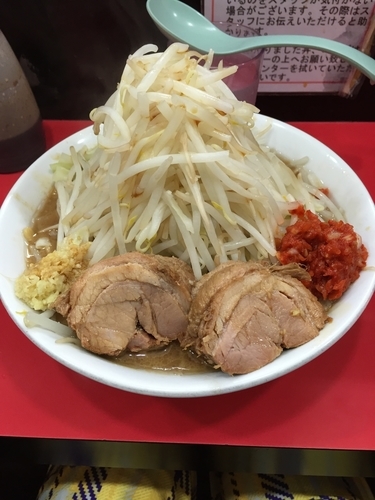 「ラーメン野菜増し・ショウガ・辛タマ＋豚肉1枚」@用心棒 本号の写真