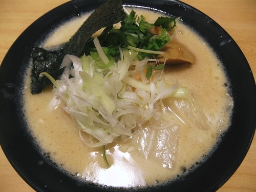 「鶏カルボナーラそば（780円）」@〇平ラーメンの写真