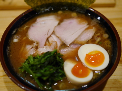 「ラーメン サービス味玉 麺硬め＋味濃いめ＋油多目」@秋葉原ラーメン わいずの写真