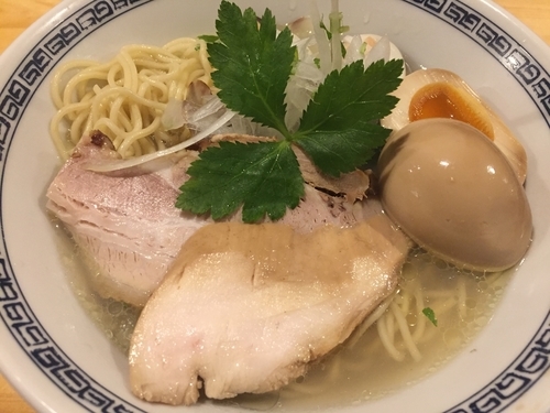 「貝と鶏の白醤油そば（850円）＋味玉」@麺屋 弥栄の写真