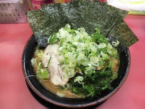 「大盛ラーメン 海苔 バラ3枚 薬味ねぎ多め」@王道家の写真