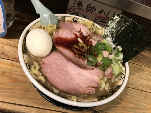 「すごい煮干しらーめん」@すごい煮干ラーメン凪 新宿ゴールデン街店 本館の写真