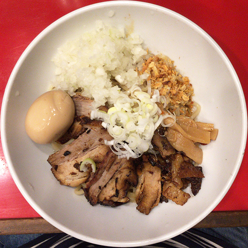 「得製まぜそば 大＋刻み玉ネギ」@まぜそば 七の写真