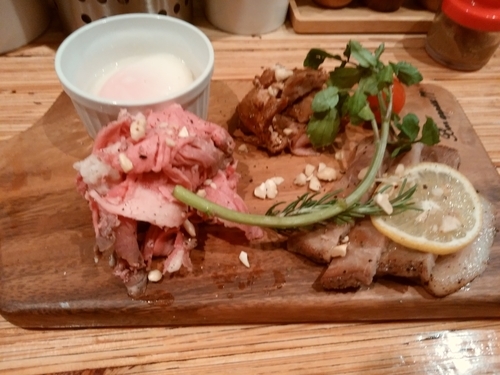 「プラチナ油そば＋ビール」@NOODLE STOCK 鶴おかの写真