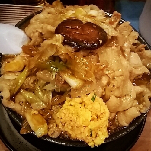 「【コラボ限定】スキヤキジロー（生卵付）８９０円＋肉増し」@らーめん・つけめん 八角の写真