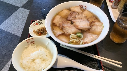 「焼豚ラーメン+無料半ライス」@喜多方ラーメン坂内 小岩店の写真