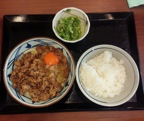 「牛すき釜玉並640円with天丼用白御飯130円」@丸亀製麺 米沢店の写真