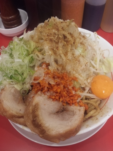 「まぜそば➕豚1枚」@鷹の目 獨協大学前本店の写真