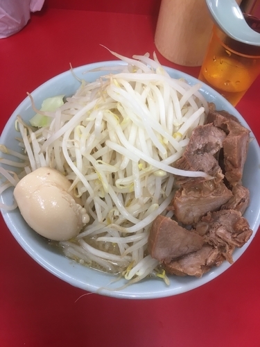 「ブタ入り800円、味玉子100円」@ラーメン二郎 新宿歌舞伎町店の写真