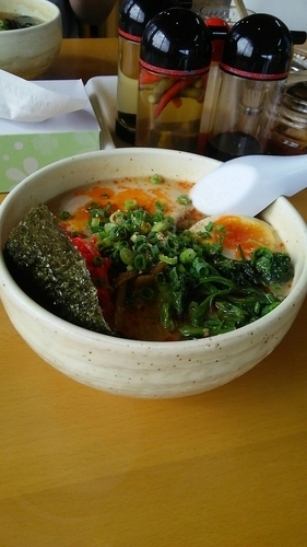 「練りごまそば（ピリ辛）麺中盛り０，５玉　830円」@光の写真