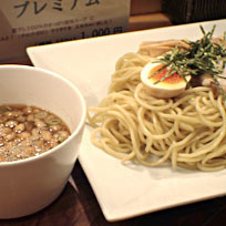 「つけ麺・醤油味（太麺）中盛950円」@いぶし銀の写真