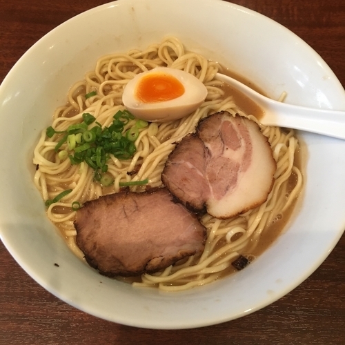 「豚骨醤油ラーメン (730円) 中盛0.5玉 (70円)」@らーめん屋 歩いていこうの写真