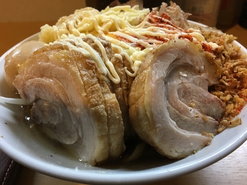 「豚入小ラーメン＋汁無し蕎麦＋チーズ＋味玉」@豚星。の写真