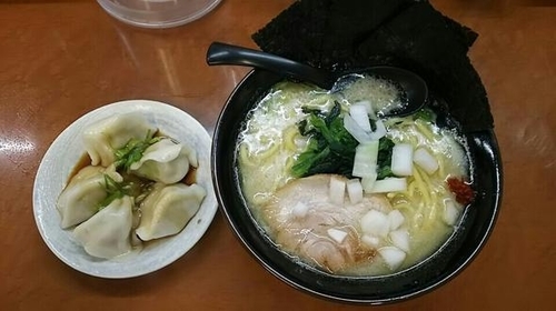 「豚骨ラーメン690円＋水餃子100円」@横浜家系ラーメン鶴ヶ峰家の写真