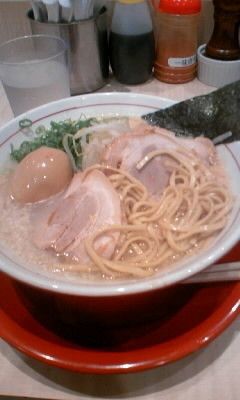 「豚玉ラーメン(麺普通、背脂マシ、替玉2玉)800円」@替玉千里眼 志木店の写真