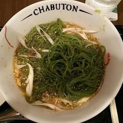 スピルリナの冷やし野菜らぁ麺800円、味玉100円