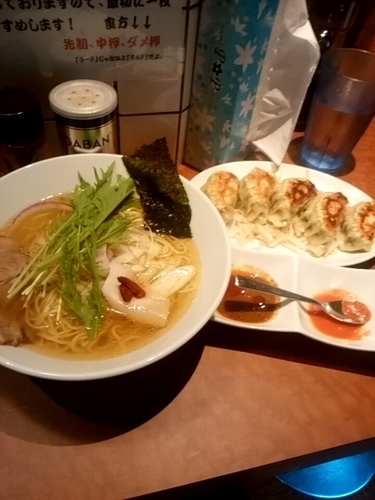 「煮干し塩ラーメン ＋クーポン餃子」@麺屋 横浜 にぼし堂の写真