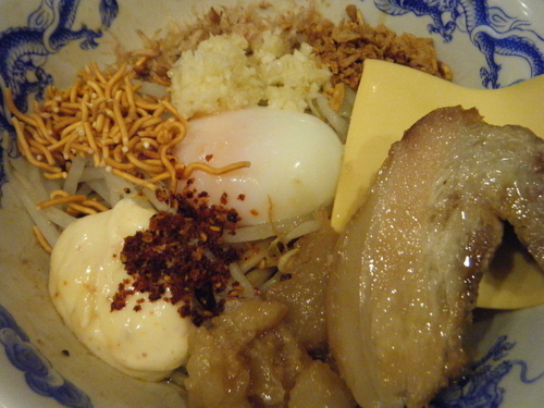 「まぜそば(並)全増しﾆﾝﾆｸW770円」@ジャンクガレッジ 大宮駅前店の写真