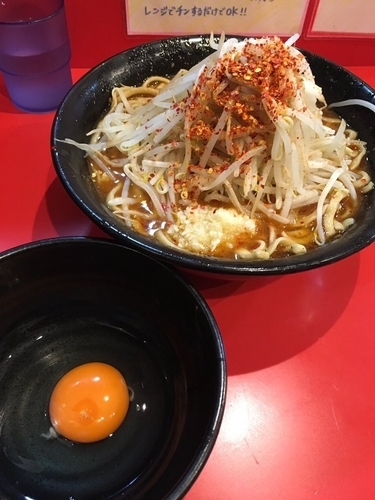 「辛いラーメン800円+極上生卵50円」@麺屋 桐龍の写真