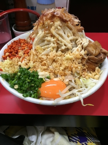 「まぜそば普300g・野菜増・ショウガ・辛あげ・ガリマヨ」@用心棒 本号の写真