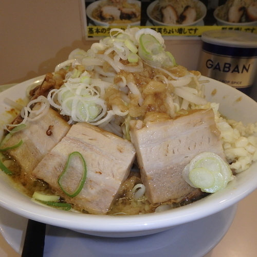 「豚入りカレーラーメン(930円)(野菜増しニンニクアブラ)」@笑福 米子両三柳店の写真