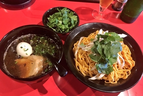 「辛ニボ和えつけ麺【限定】+パクチー」@辛味噌拉麺BOMBERの写真