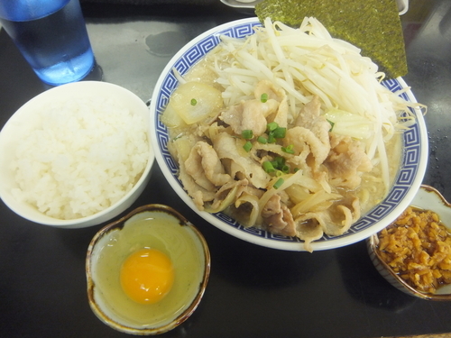 「肉そば850円半ライス無料(ぱどクーポンで生玉子無料)」@東葛MARUKAKU 南柏店の写真