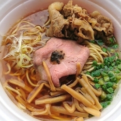 龍のひげ×虎徹、秋香る牛醤油そば＋牛しぐれ煮