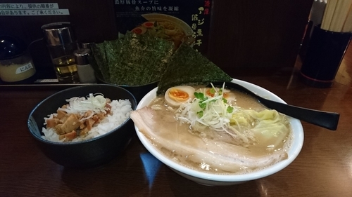 「（限定）アジ煮干しらぁめん+中盛り+豚めし」@ラーメン 大山家 昭島店の写真