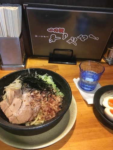 「塩ダレまぜそば750円+味玉100円ガチャ」@らあ麺 やったるの写真