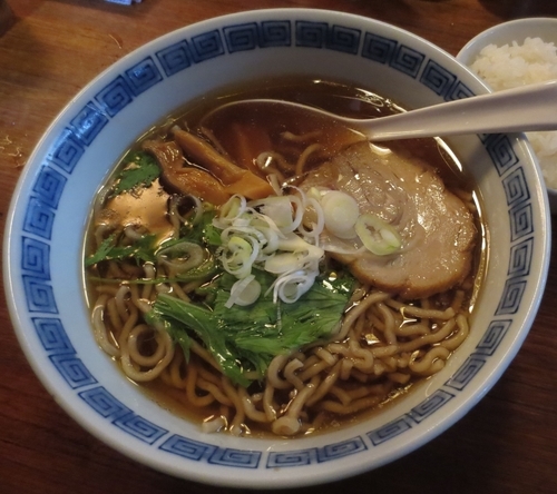 「醤油ラーメン300円ライス100円※オープン300日記念」@ラーメンかずやの写真