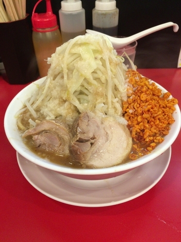 「ラーメン＋豚一枚 野菜 辛揚げ アブラ」@鷹の目 獨協大学前本店の写真