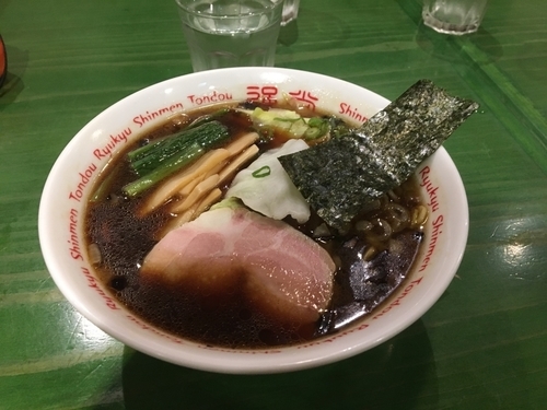 「通堂うま塩ラーメン おんな味 ＋ 焦がし黒醤油ラーメン」@琉球新麺 通堂 横浜ラーメン博物館店の写真