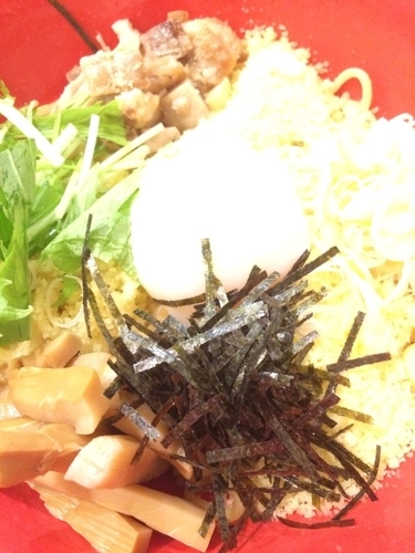 「温玉チーズ油そば」@釜炊きとんこつ 品川製麺所 新宿2丁目店の写真